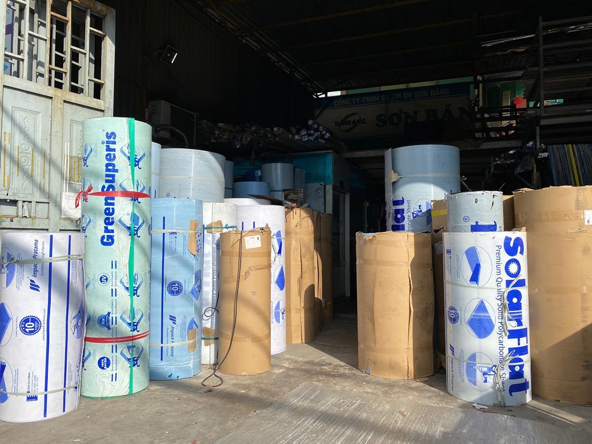 tam lop lay sang polycarbonate lam nha kinh trong lan