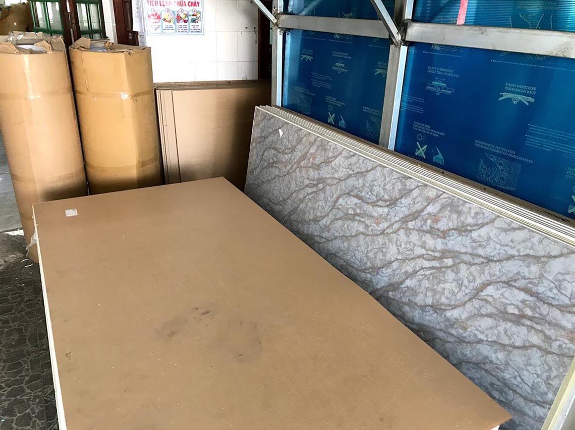 tam nhua foam trang chong chay lam vach ngan pvc 2